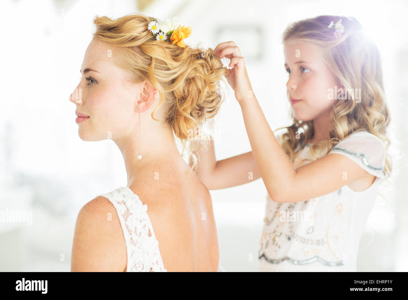 Mariée de demoiselle d'aider avec hairstyle dans les prix Banque D'Images