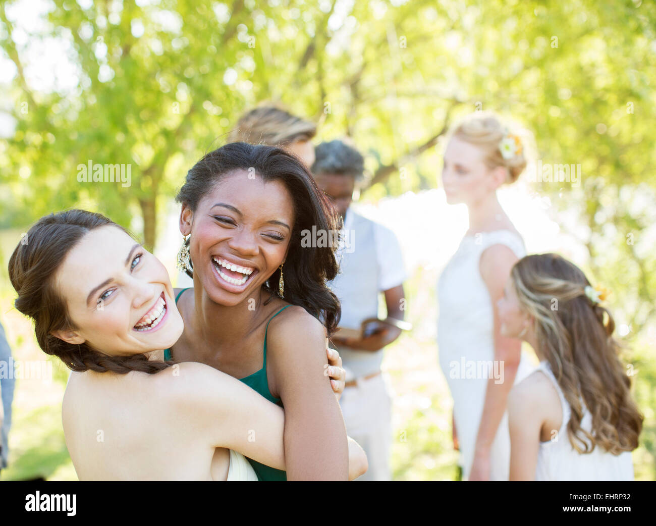 Au cours de danse et de demoiselle d'ami réception de mariage dans le jardin intérieur Banque D'Images