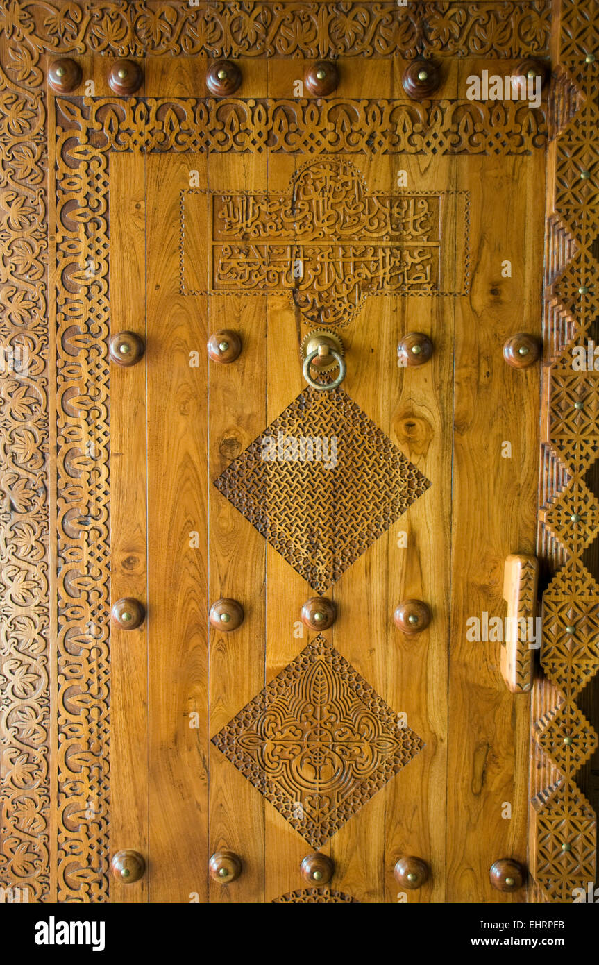Ornately porte en bois sculpté, Doha, Qatar. Moyen Orient. Banque D'Images