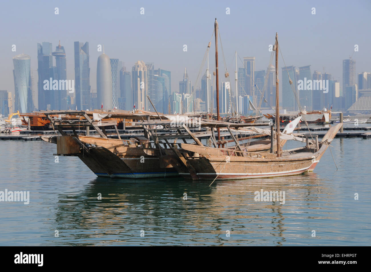 La Corniche et le port de boutres, Doha, Qatar. Moyen Orient. Banque D'Images