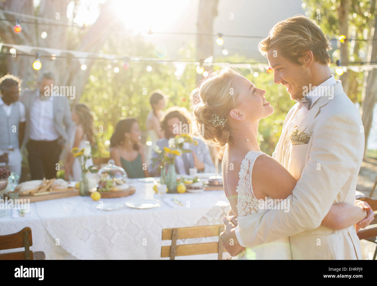 Young couple dancing pendant votre réception de mariage dans le jardin intérieur Banque D'Images