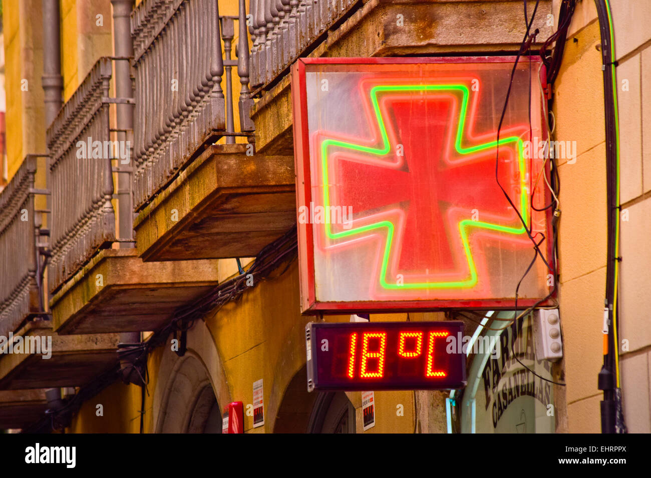 Signe de la pharmacie et thermomètre numérique. Banque D'Images