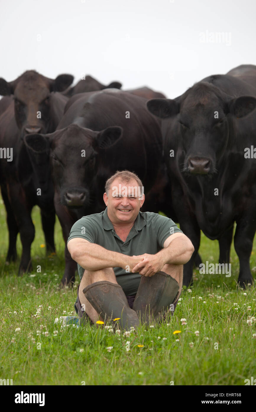 Angus Stovold éleveur de bovins, avec des bovins à sa ferme de Shackleford Surrey England Banque D'Images