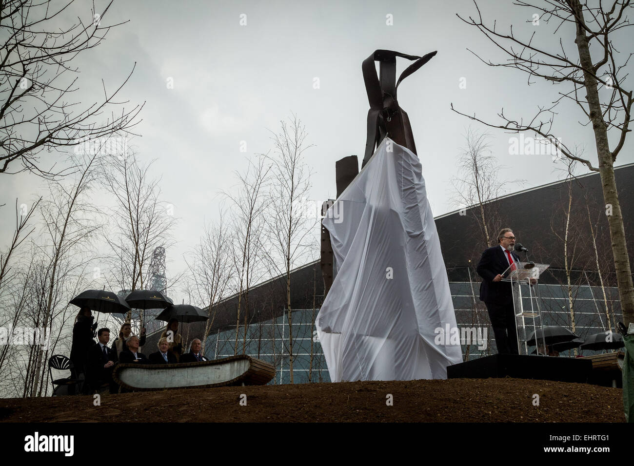 Londres, Royaume-Uni. 17 mars, 2015. Maire Boris Johnson dévoile une sculpture en acier 9/11 Crédit : Guy Josse/Alamy Live News Banque D'Images