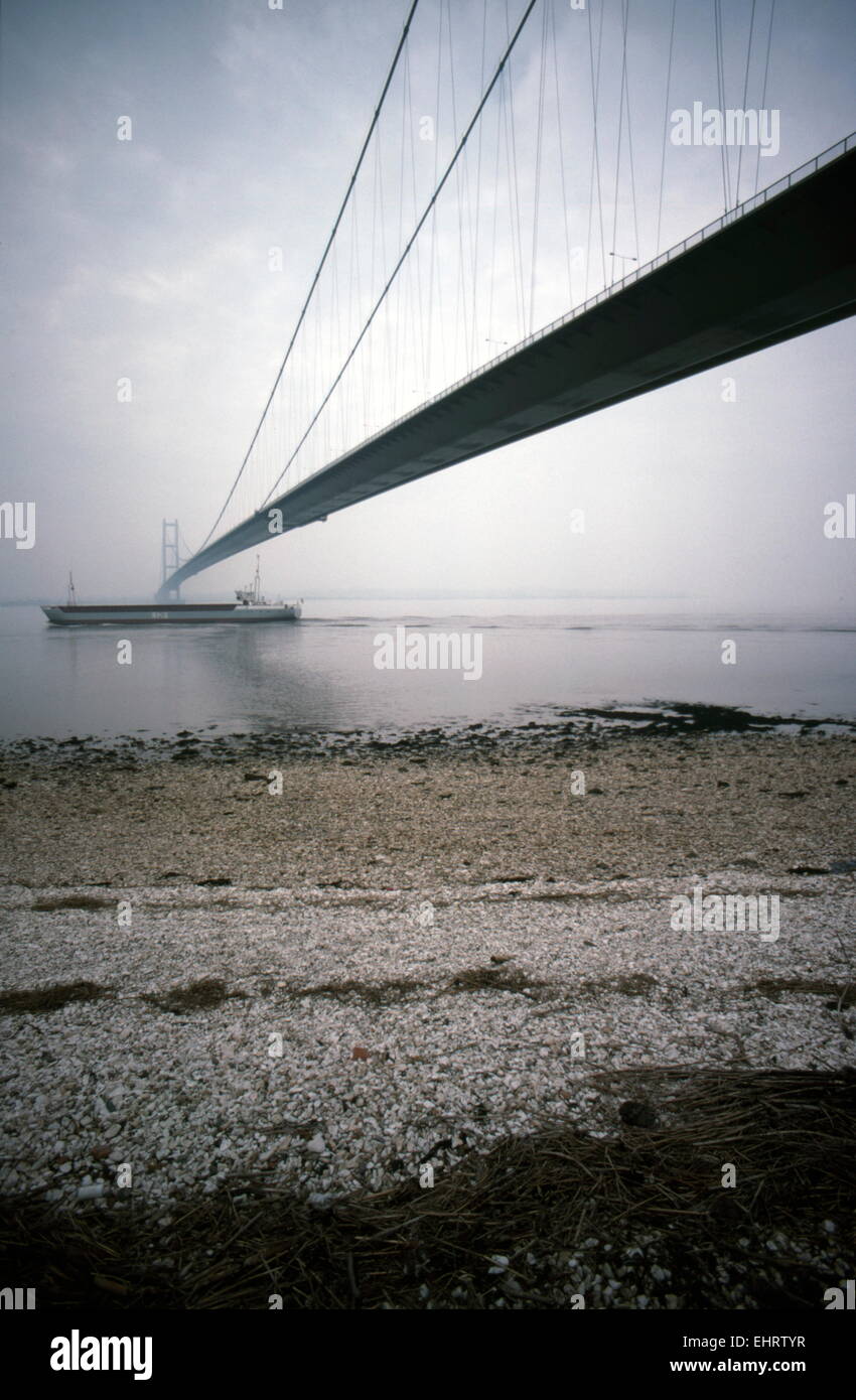 AJAXNETPHOTO. HULL, Angleterre. - Le passage de la rivière - 2 220 mètres de LONG SUSPENSION HUMBER Bridge Road. PHOTO:JONATHAN EASTLAND/AJAX REF:048827 Banque D'Images