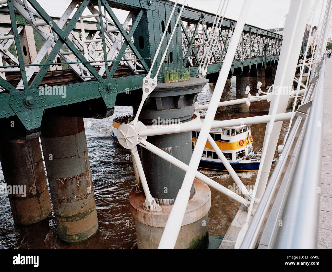AJAXNETPHOTO - JUILLET 2006. - LONDRES, ANGLETERRE. - PONT PIÉTONNIER GOLDEN JUBILEE ET WATERLOO À CHARING CROSS RAIL PONT HUNGERFORD AU-DESSUS DE LA TAMISE. PHOTO : JONATHAN EASTLAND/AJAX REF :4302 32-30 Banque D'Images