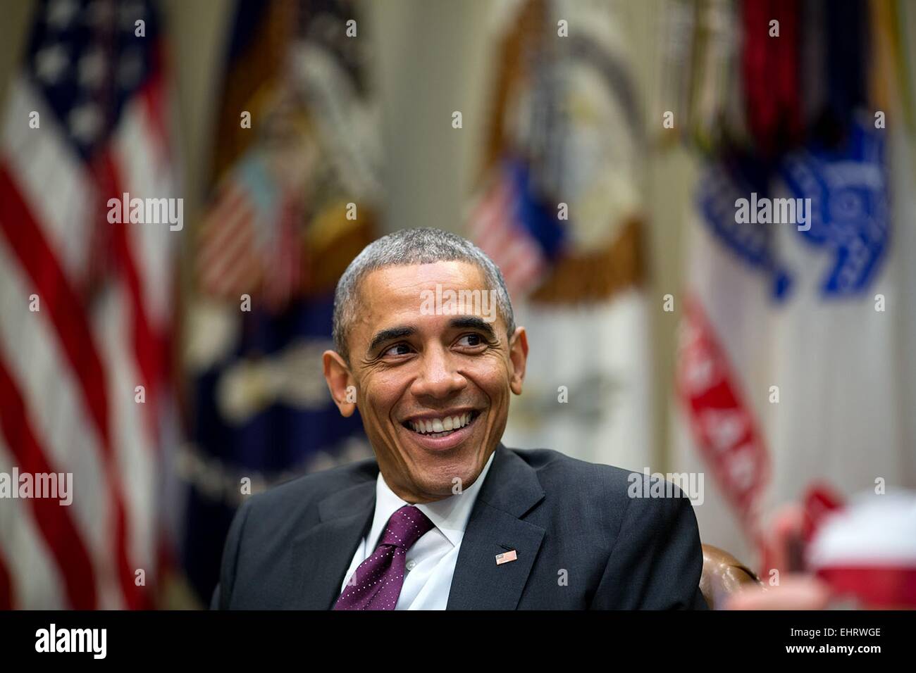 Le président américain Barack Obama rit au cours d'une réunion dans la Roosevelt Room de la Maison Blanche le 17 novembre 2014 à Washington, DC. Banque D'Images