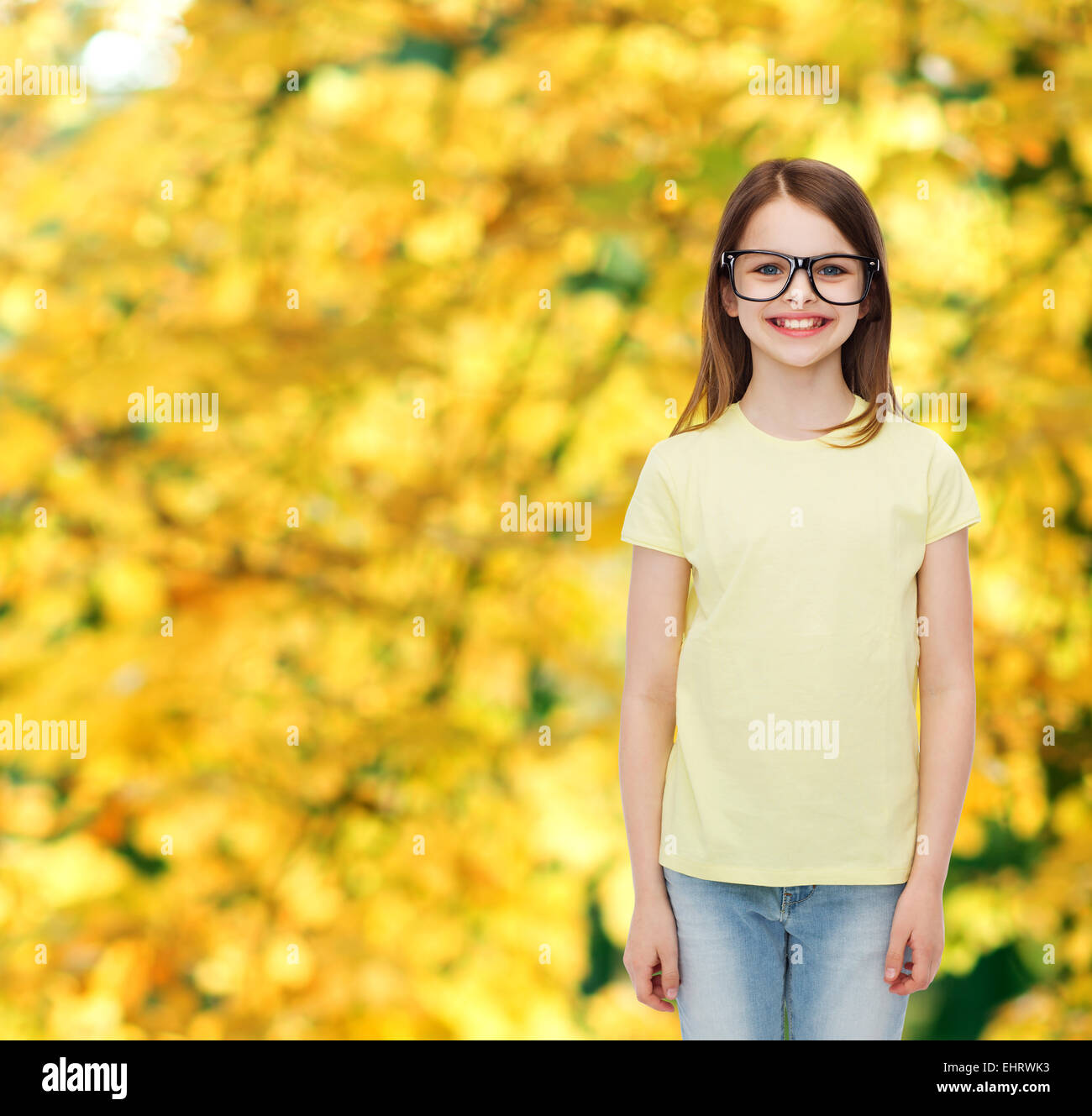 Smiling cute little girl in black lunettes Banque D'Images