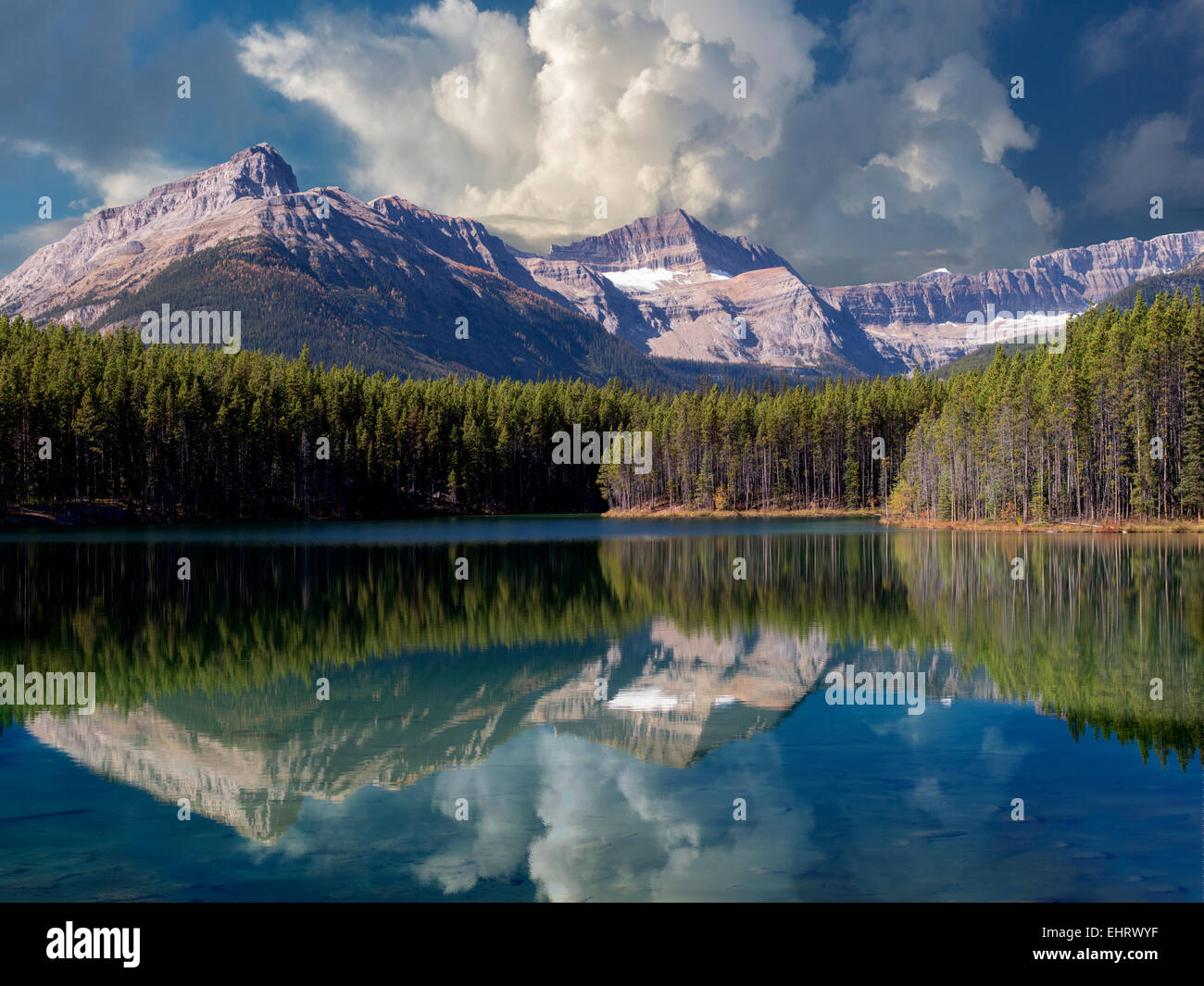 Herbert avec les nuages. Parc national Yoho, Brtish Columbia, Canada. Banque D'Images