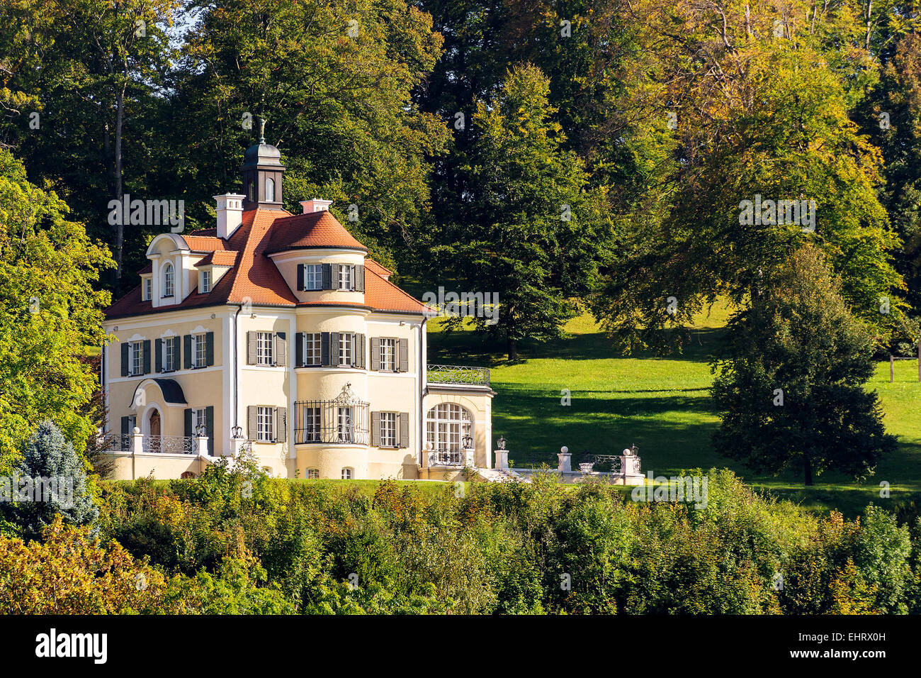 Vieille maison avec des arbres sur le lac de Starnberg en Bavière, Allemagne Banque D'Images