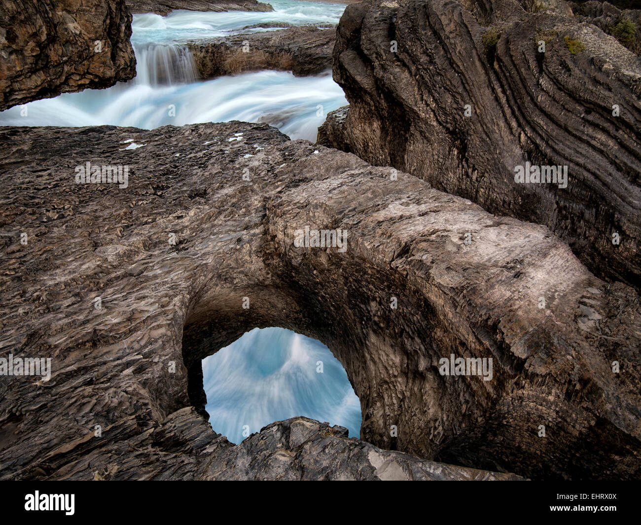 La rivière Kicking Horse et Natural Bridge falls in British Columbia's Rocheuses canadiennes et le parc national Yoho. Banque D'Images