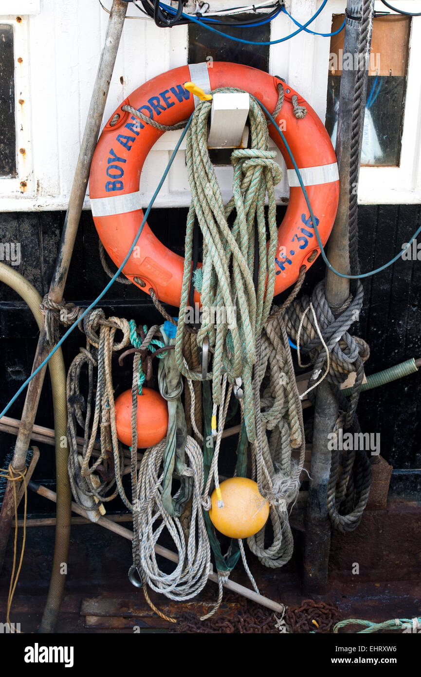 Bouée et les cordes sur un chalutier en mer du Nord ancrés dans le port à Eyemouth, Berwickshire, en Écosse Banque D'Images