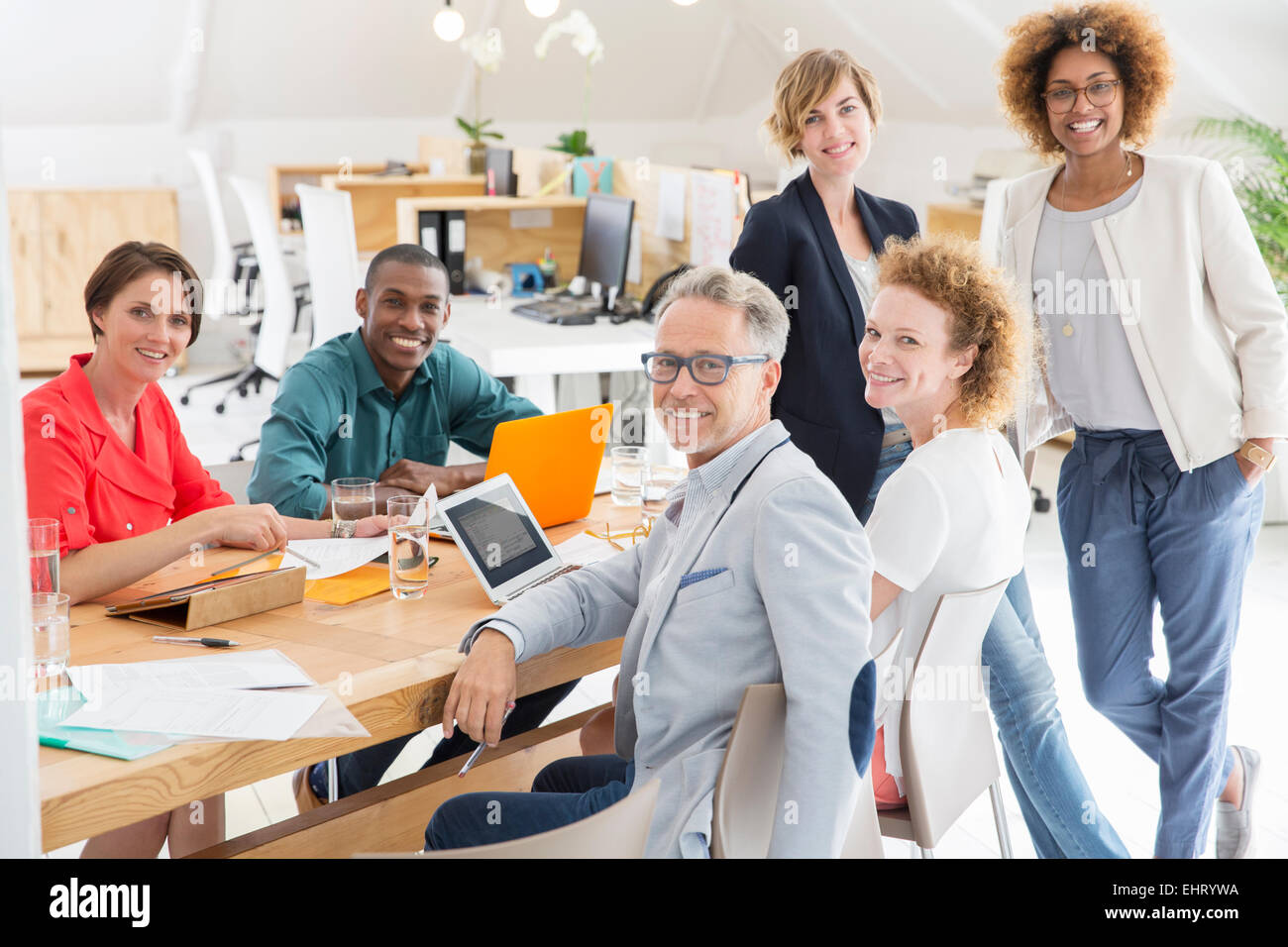 Portrait de groupe d'employés de bureaux à table smiling Banque D'Images