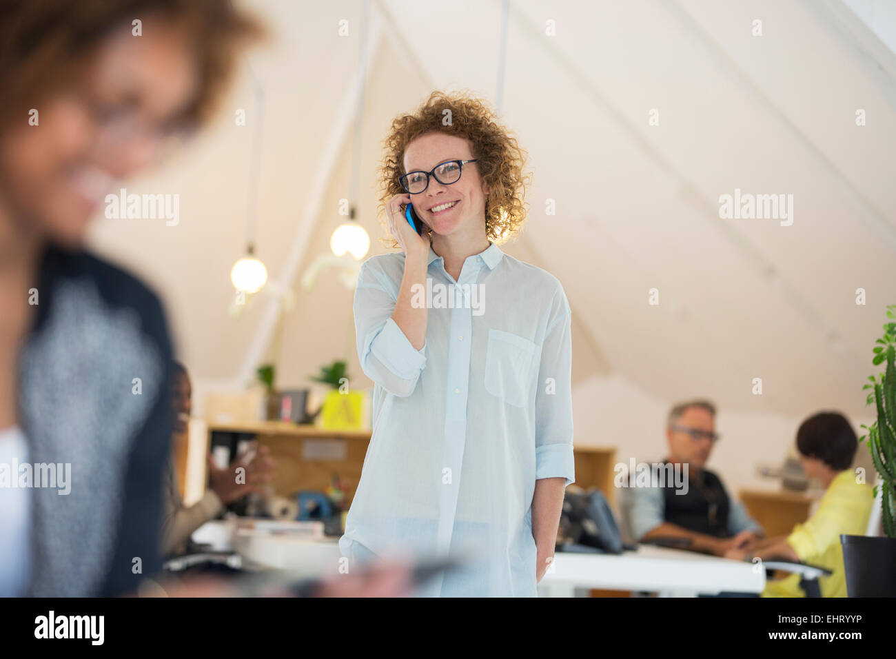 Portrait de femme parlant au téléphone Banque D'Images