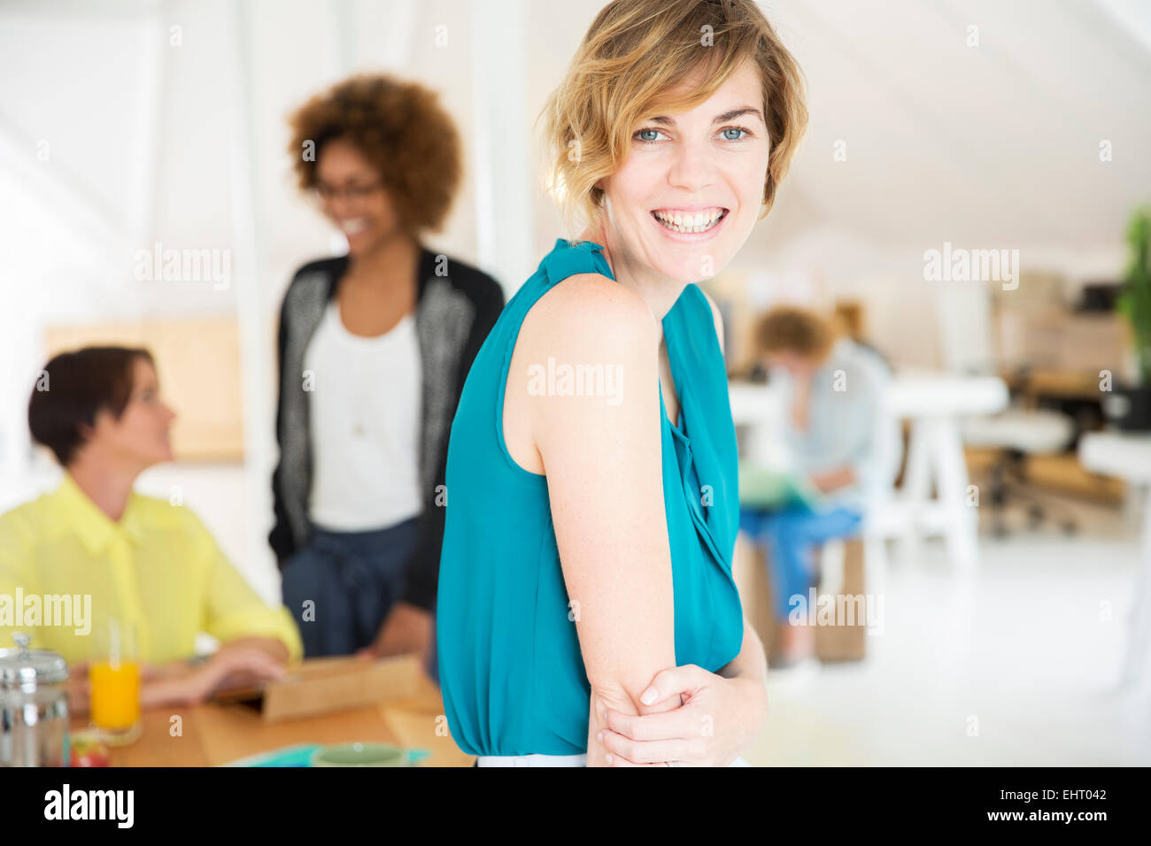 Portrait of young woman smiling at office Banque D'Images