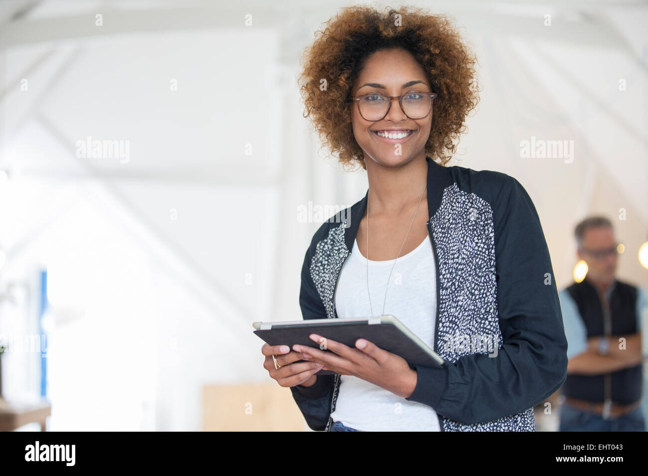 Portrait of smiling office worker holding digital tablet Banque D'Images