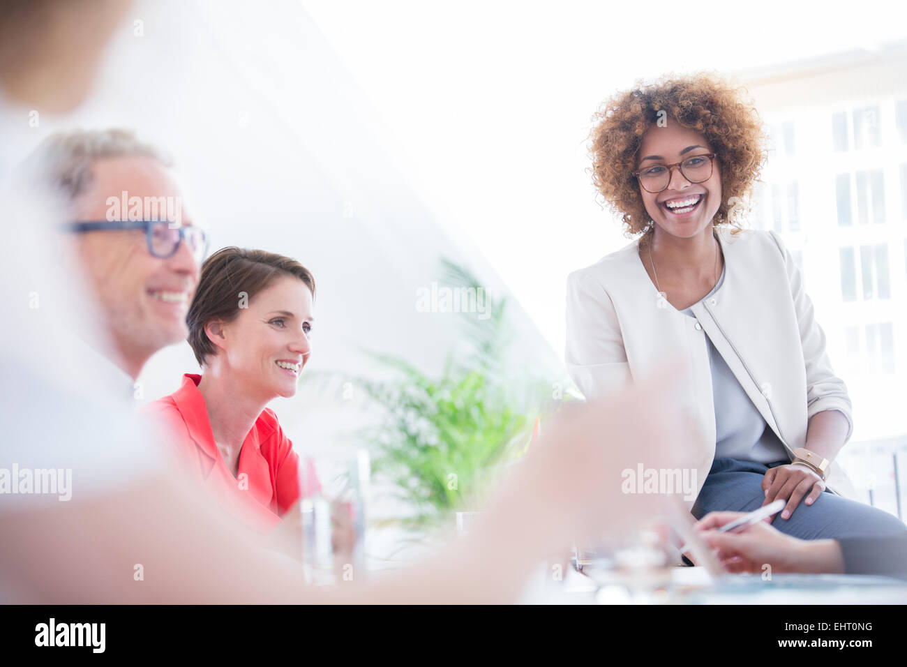 Les employés de bureau talking at desk Banque D'Images