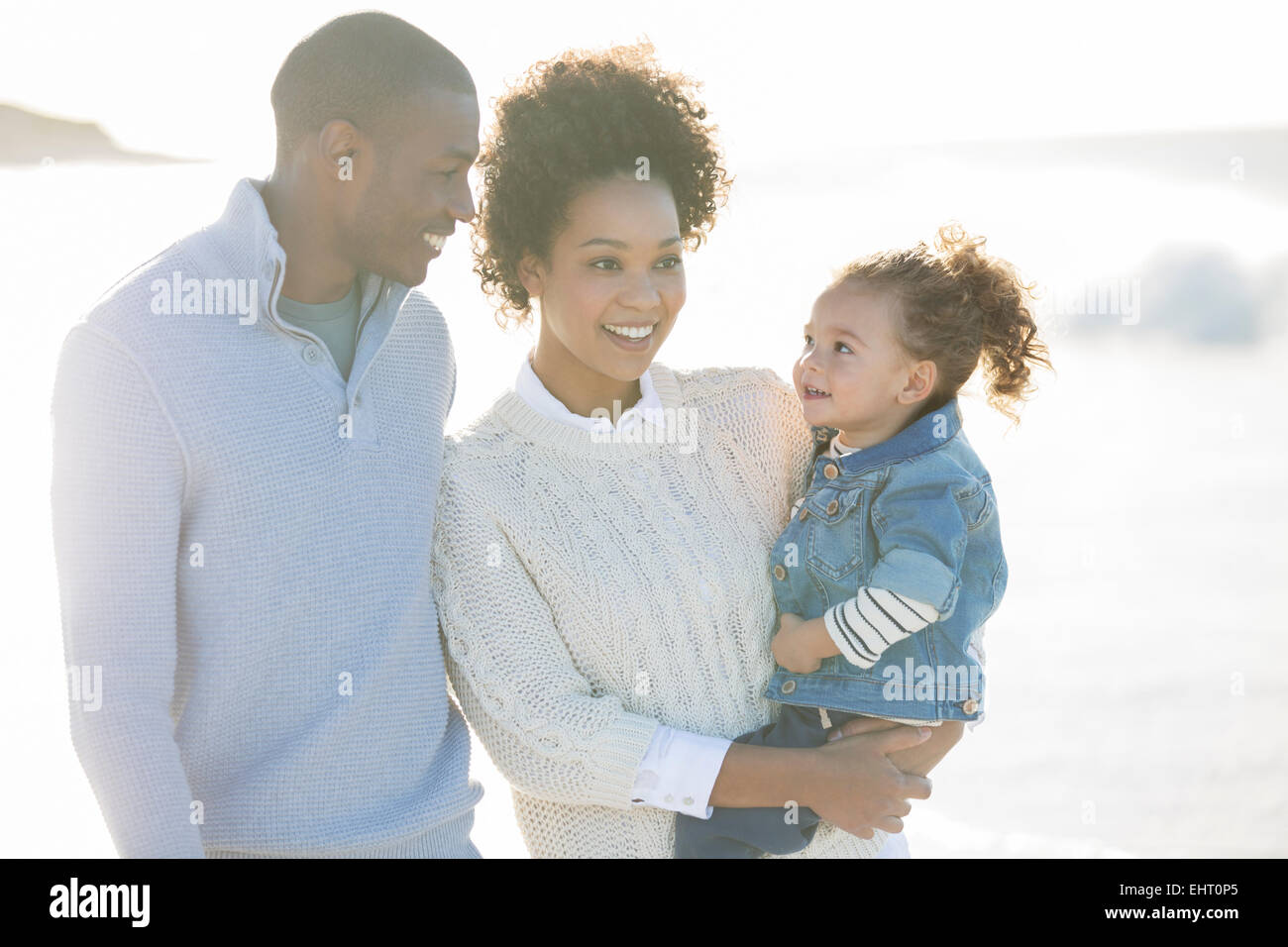 Portrait de famille heureuse dans la lumière du soleil Banque D'Images