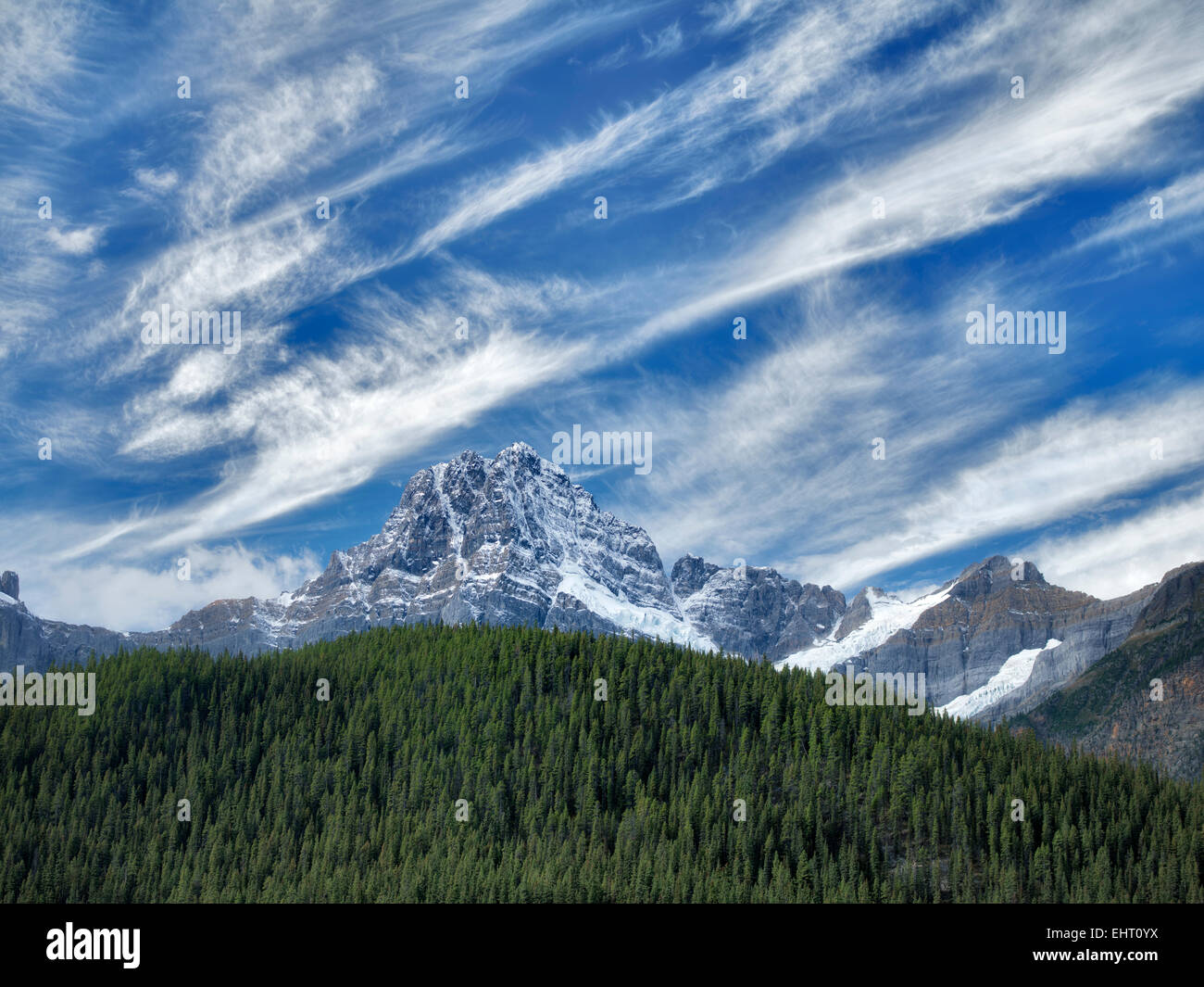 Lacs et chutes de neige et de Peake Maison nuages. . Le parc national Banff. L'Alberta, Canada Banque D'Images