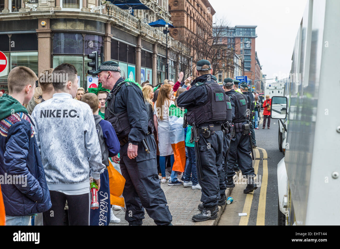 Groupes rivaux de républicains irlandais drapée de syndicalistes et tricolores en agitant des drapeaux de l'Union face à face devant l'Hôtel de Ville. Banque D'Images