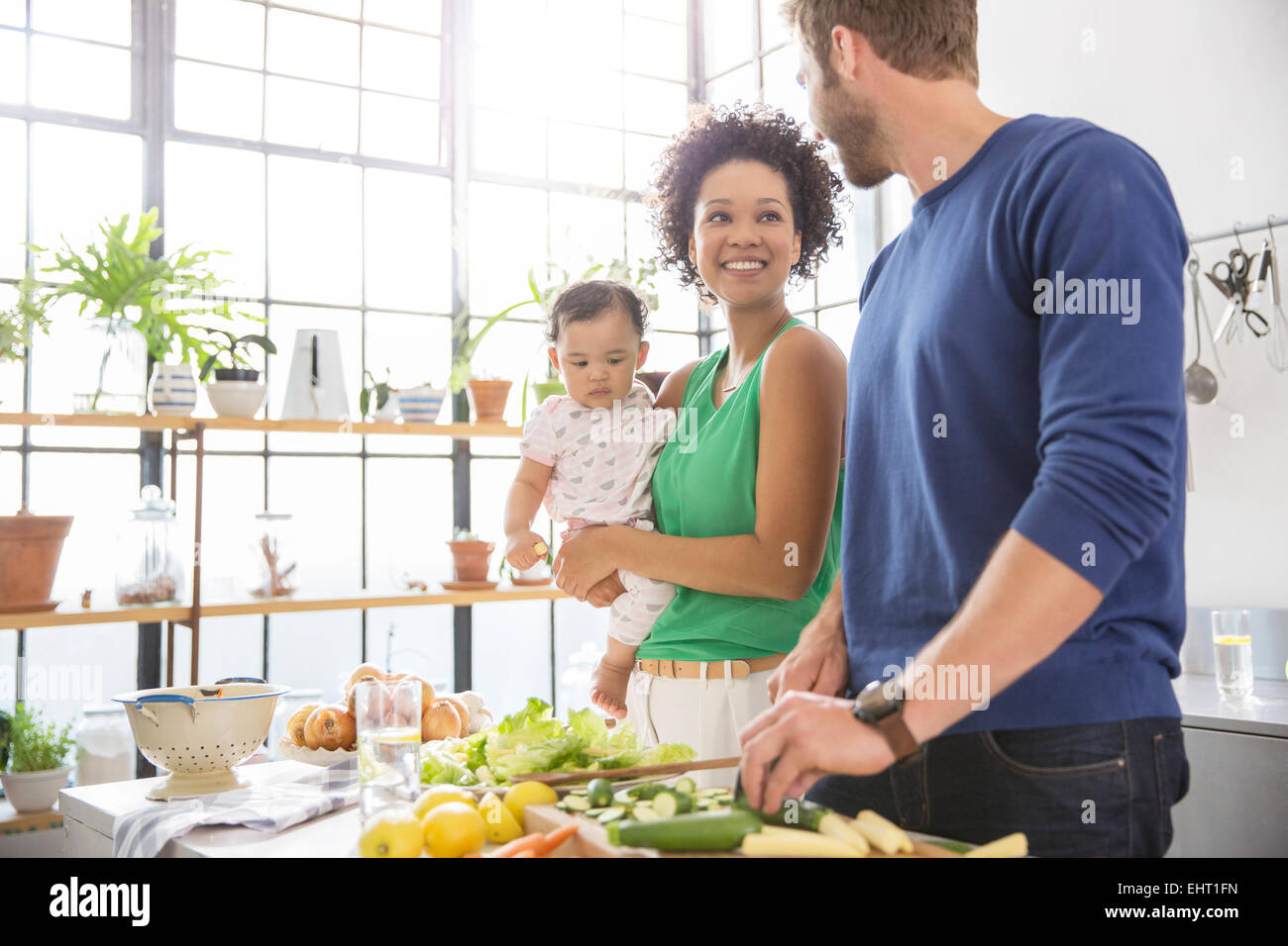 Happy Family preparing meal in domestic kitchen Banque D'Images