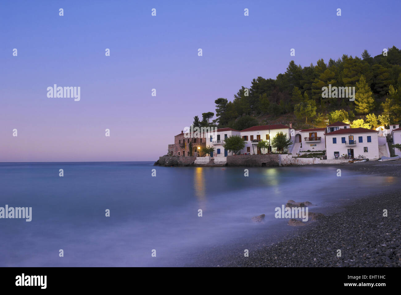 La tombée à Kyparissi (Cypress) village traditionnel l'un des plus authentiques de la Laconie préfecture, près de Monemvasia, Peloponne Banque D'Images