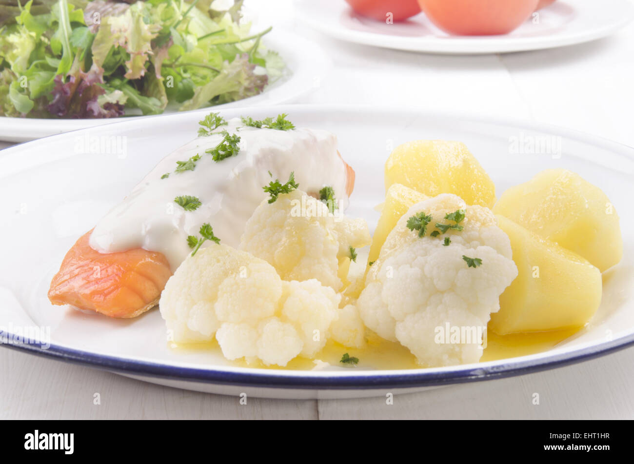 Pavé de saumon grillé avec sauce au fromage, pommes de terre, le beurre fondu et le chou-fleur sur une plaque Banque D'Images