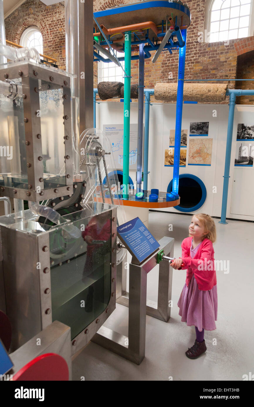 Visiteur /'jeune enfant dans l'adduction d'eau / Galerie oeuvres ; ainsi le Musée de l'eau et de vapeur. Brentford près de Kew UK Banque D'Images