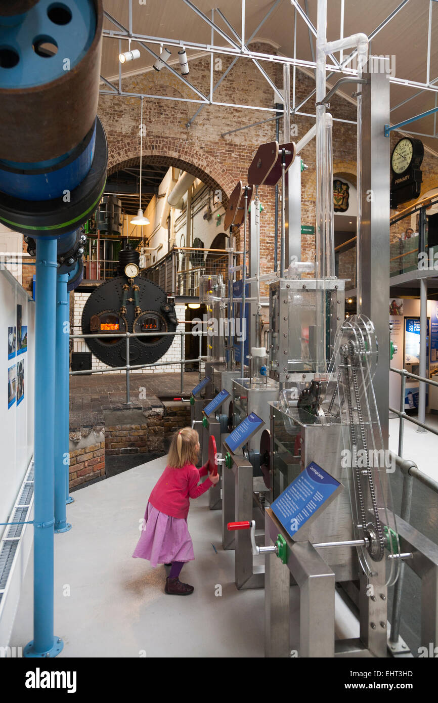 Visiteur /'jeune enfant dans l'adduction d'eau / Galerie oeuvres ; ainsi le Musée de l'eau et de vapeur. Brentford près de Kew UK Banque D'Images