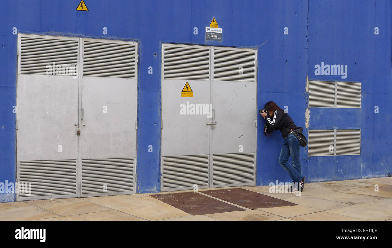 Jeune femme prenant des photos sur atelier de photographie en plein air dans le Parc del Fòrum, Barcelone Banque D'Images