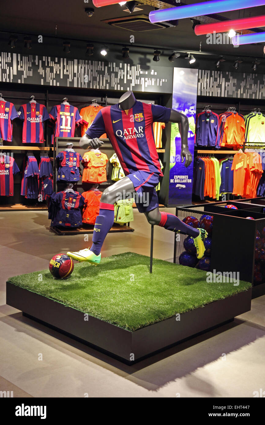 L'intérieur de l'affichage officiel FCBotiga, FC Barcelone boutique de souvenirs, de l'aéroport El Prat de Barcelone Banque D'Images