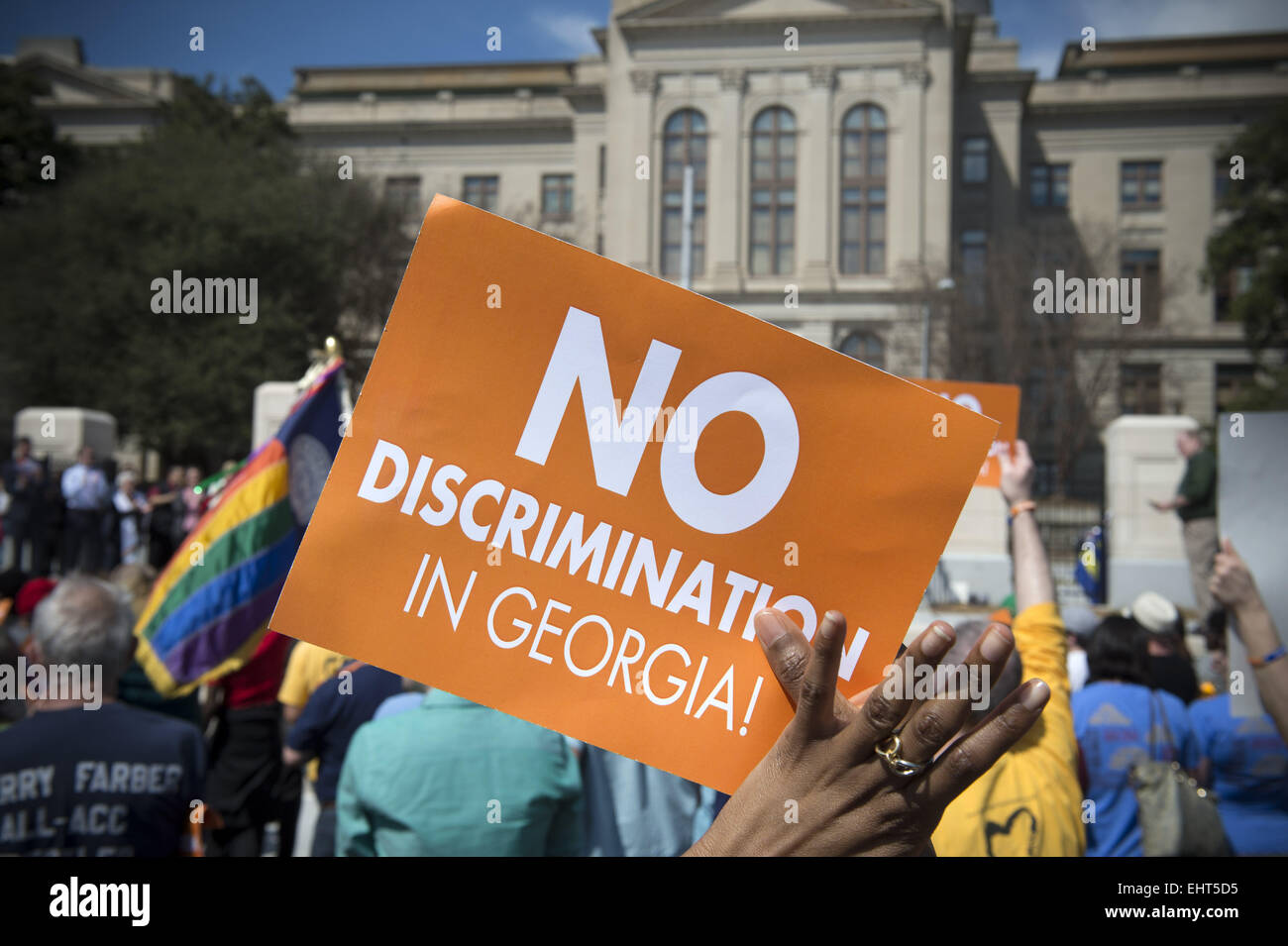 Atlanta, GA, USA. Mar 17, 2015. Rassemblement de manifestants à l'extérieur de la Géorgie statehouse espérant un projet de 'Liberté religieuse' le projet de loi avant que les législateurs est défait en avril. Le nouveau projet de loi entraînerait une augmentation de la discrimination à l'égard de la communauté GLBT et les conséquences inattendues, selon les porte-parole de rallye. Crédit : Robin Rayne Nelson/ZUMA/Alamy Fil Live News Banque D'Images