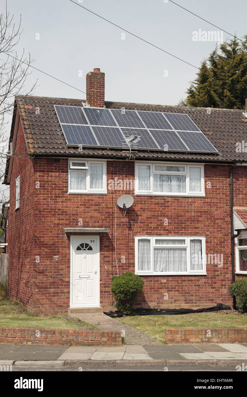 Des panneaux solaires sur le toit d'une maison résidentielle à Greenford, Middx,UK. Banque D'Images