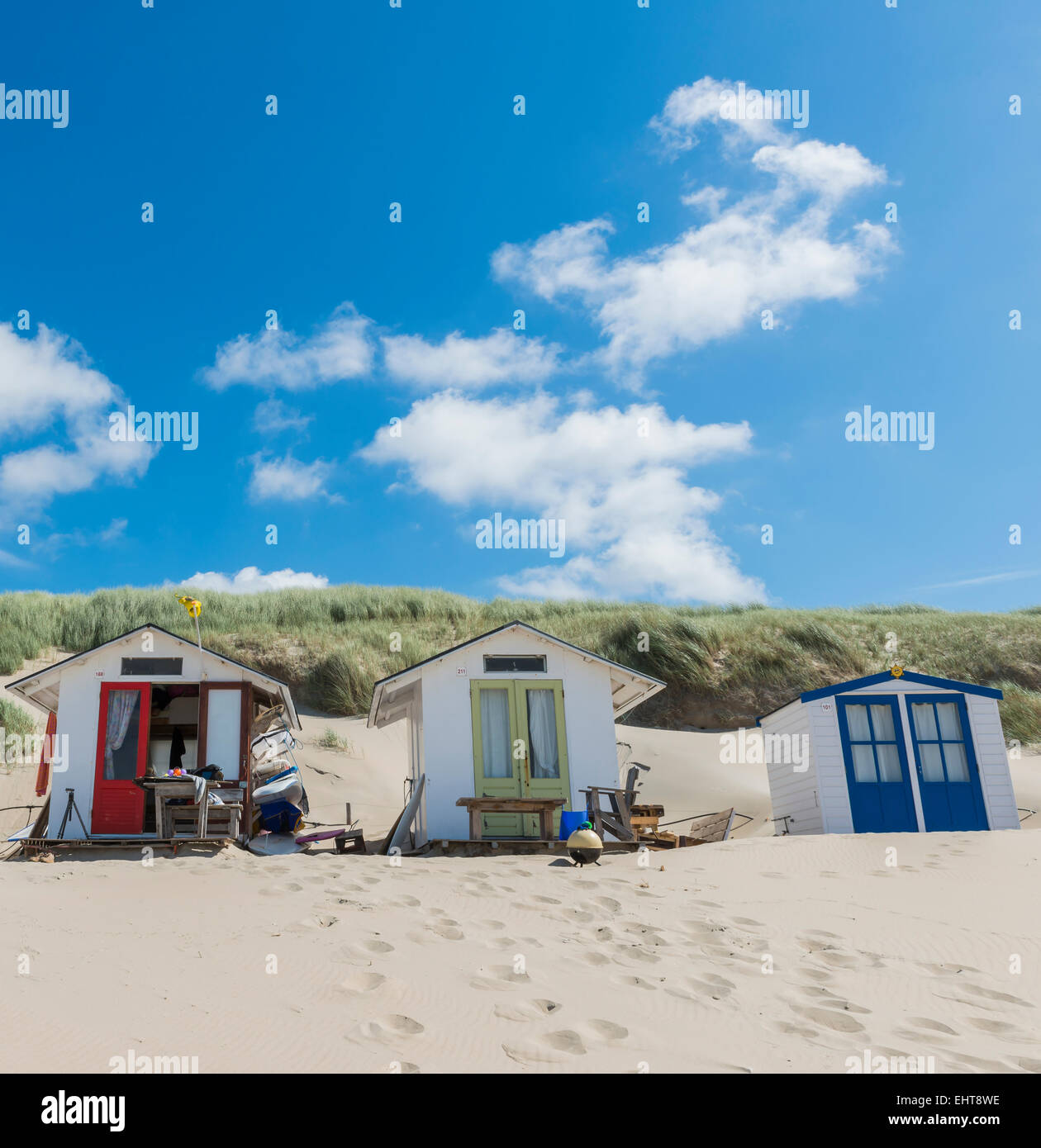 Trois cabines sur la plage de l'île de Texel. Banque D'Images