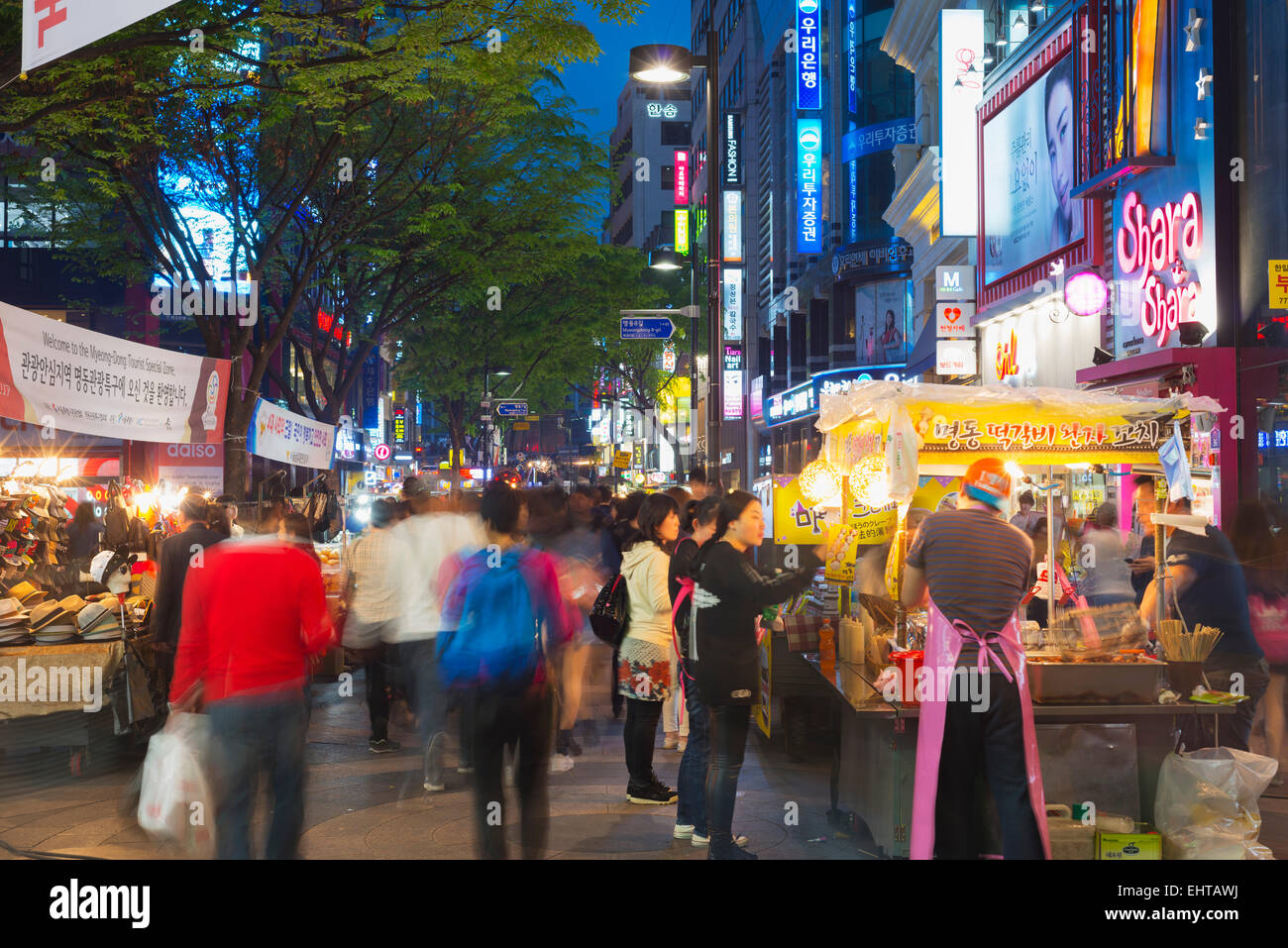 L'Asie, République de Corée, Corée du Sud, Séoul, néon éclairage des rues de Myeong-dong Banque D'Images