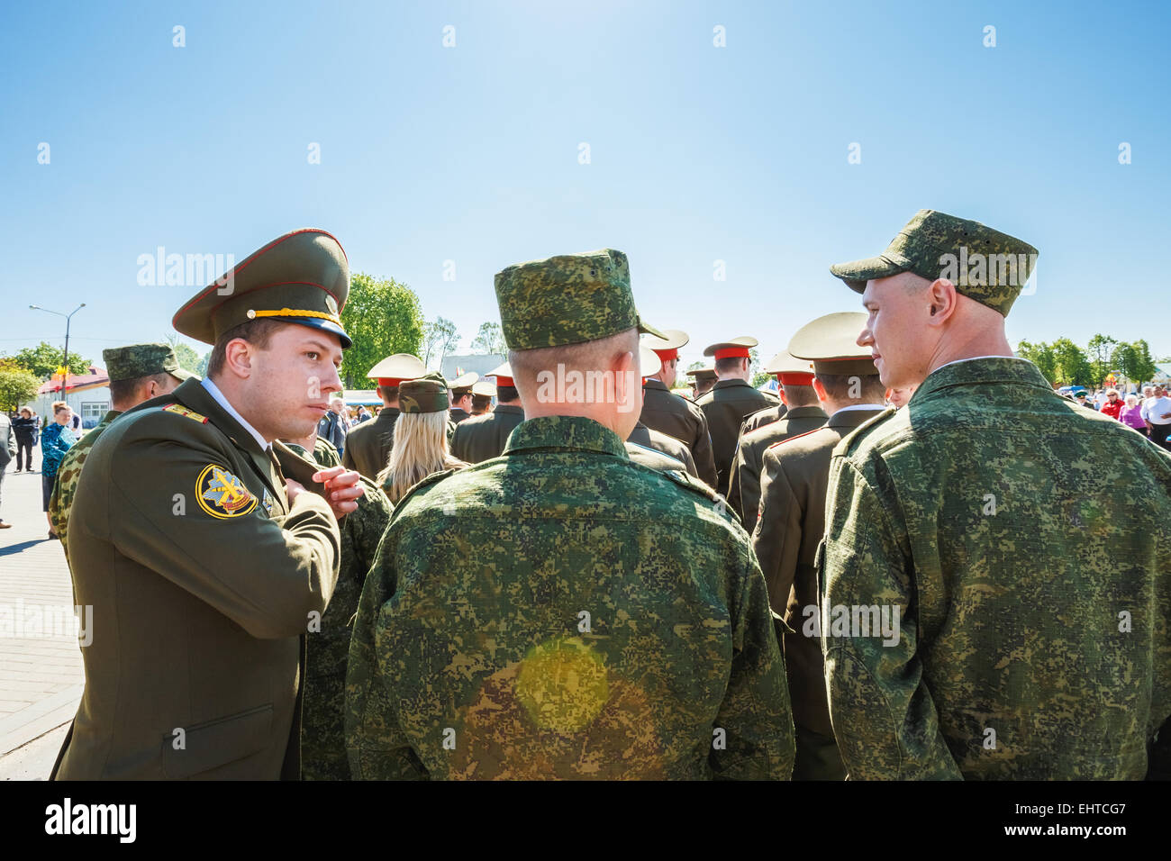 Biélorusse non identifiés d'officiers et de soldats de la préparation pour le défilé lors de la célébration du Jour de la victoire. Banque D'Images