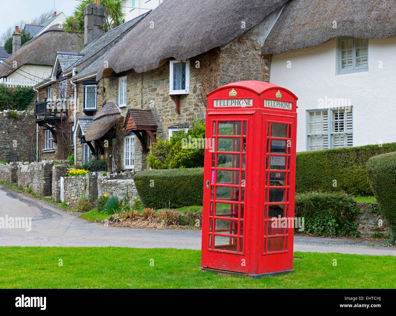 Boîte de téléphone et des chaumières à moindre Batson, près de Salcombe, Devon, Angleterre, Royaume-Uni Banque D'Images