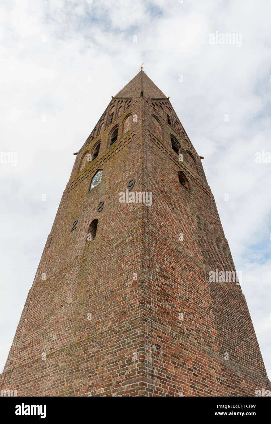 Tour de l'église à partir de 1289 dans la ville de Schildwolde dans la province de Groningue. Banque D'Images