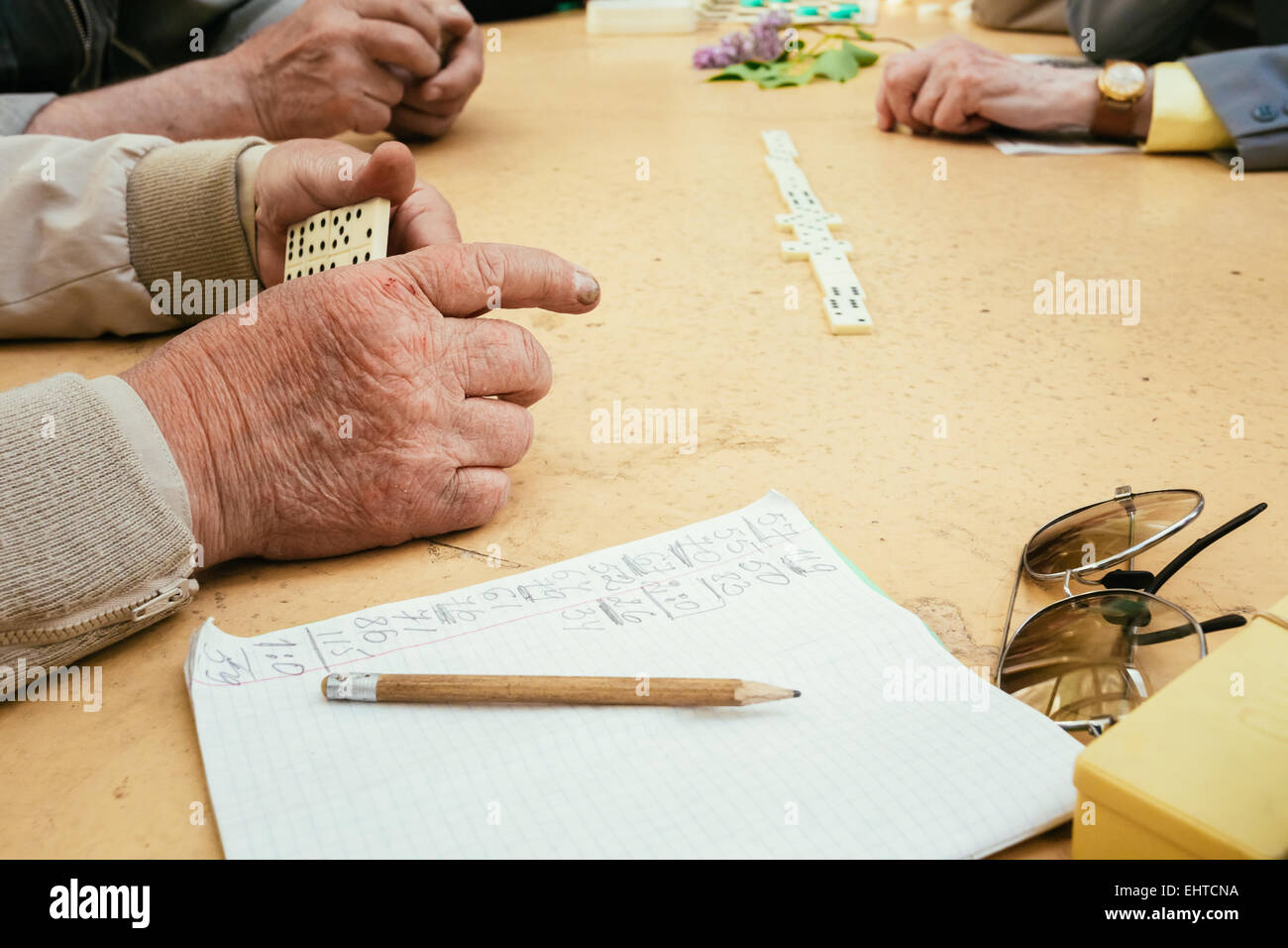 Biélorussie, MINSK - 9 mai 2014 : les retraités actifs, de vieux amis et de temps libre, les hommes âgés s'amuser et jouer aux échecs au parc. Banque D'Images