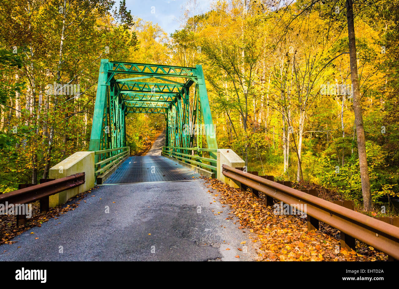 La couleur en automne et un pont en poudre Falls State Park, Maryland. Banque D'Images