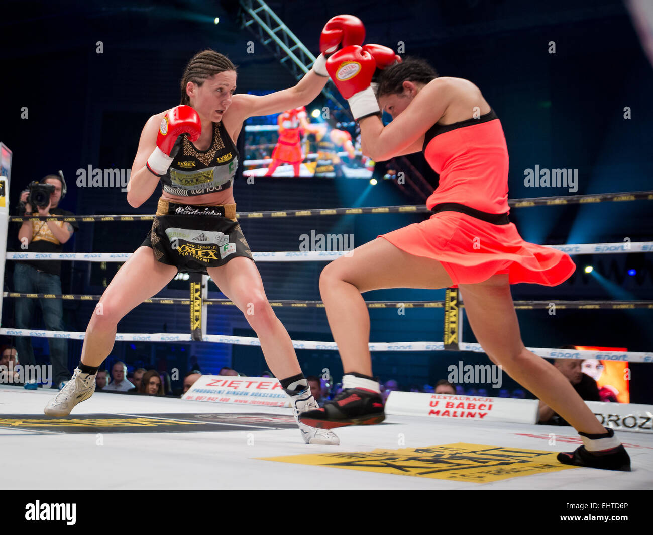 LUBIN, POLOGNE - MARZ 14, 2015 : boxi femme lutte entre Ewa Brodnicka (costume noir) et Gina Chamie (costume rose Banque D'Images