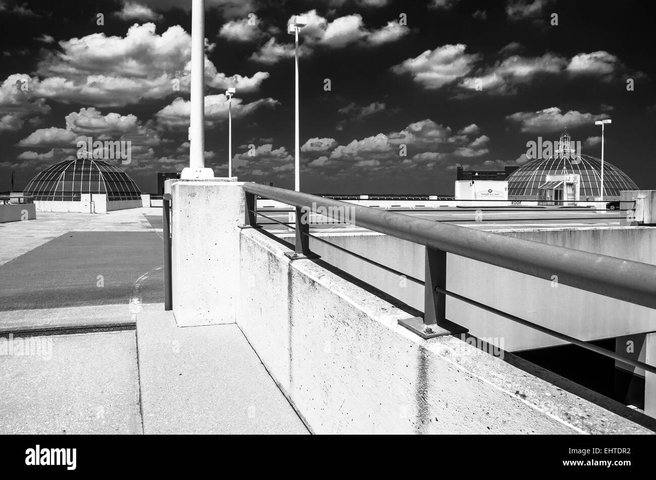 Image en noir et blanc jusqu'à un garage de stationnement rampe, sous un ciel d'été bleu à Towson, Maryland. Banque D'Images