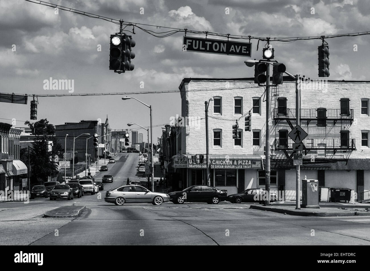 Image en noir et blanc d'une intersection dans le centre-ville de Baltimore, Maryland. Banque D'Images
