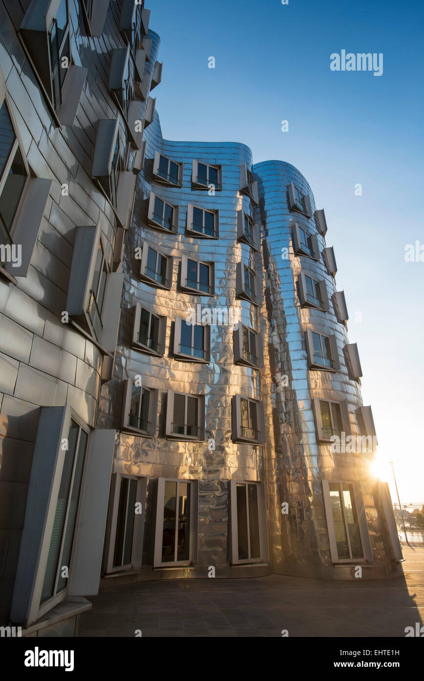 Gehry Bauten im Medienhafen von Duesseldorf, Nordrhein-Westfalen, Deutschland, Europa | bâtiments Gehry dans les media port dhs Banque D'Images