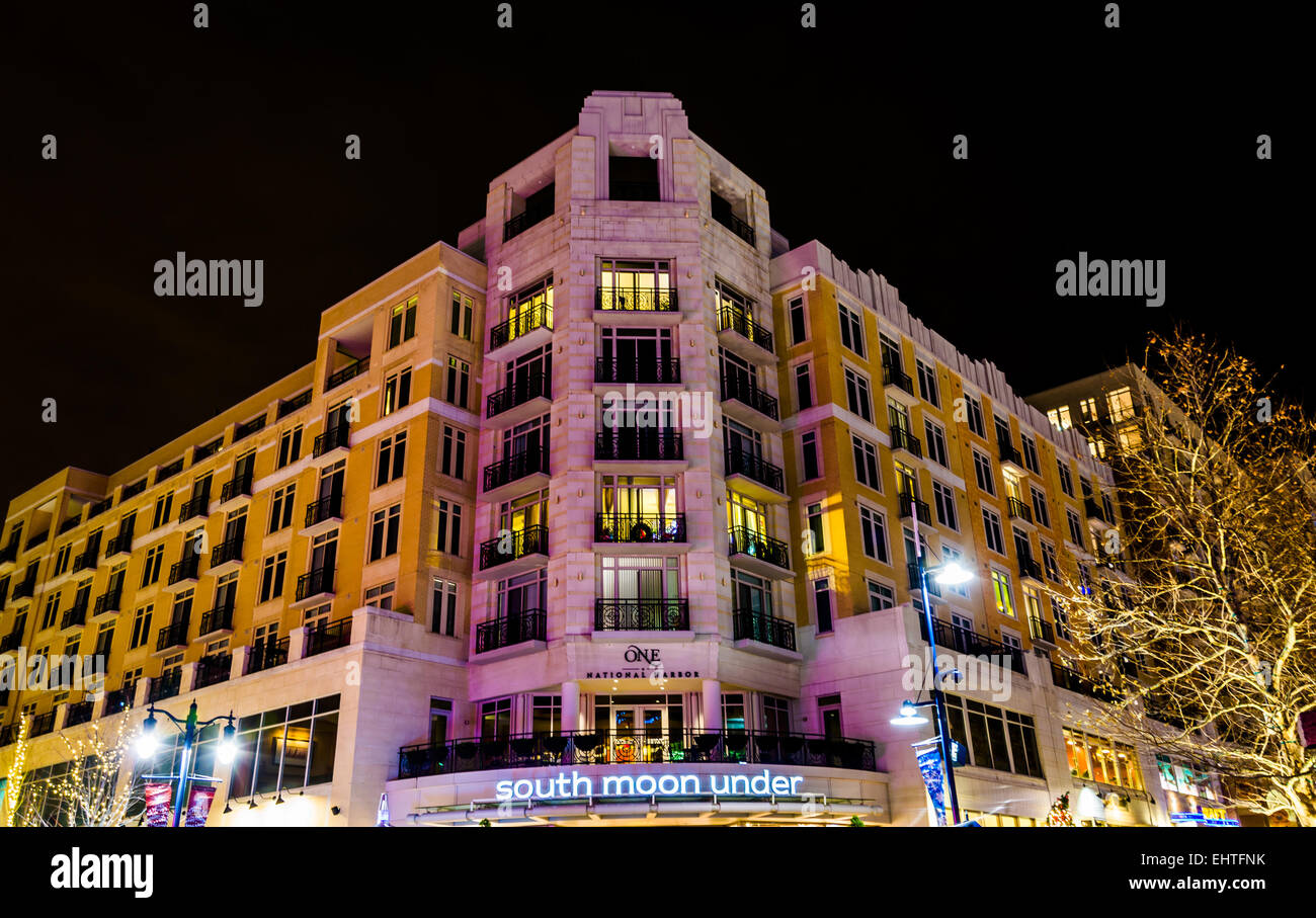 NATIONAL HARBOR, MARYLAND - 2 décembre : Condominium building at night le 2 décembre 2013 à National Harbor, Maryland. La Banque D'Images