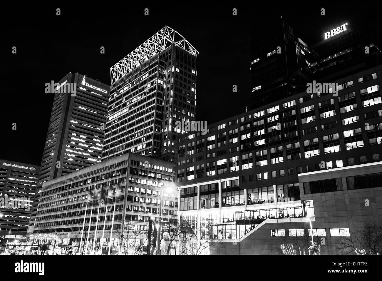 Bâtiments sur Pratt Street at night, au centre-ville de Baltimore, Maryland. Banque D'Images