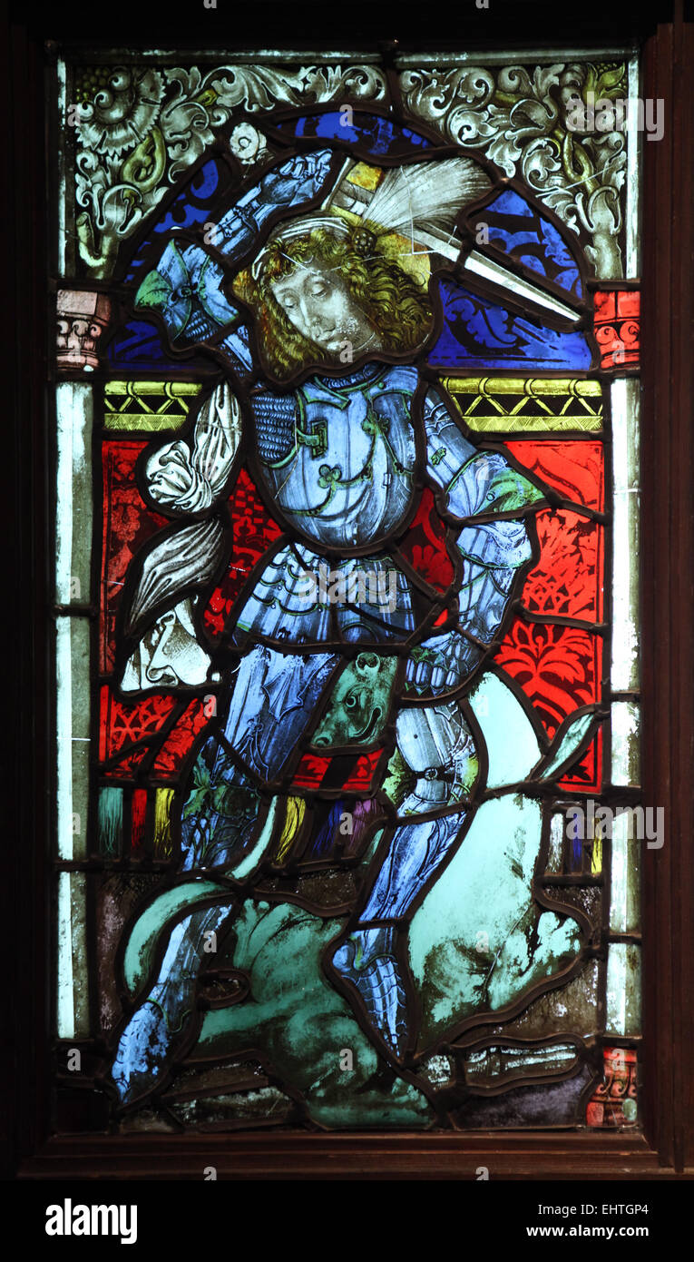 Saint George. Vitrail gothique du 15e siècle. Château Krivoklat, République tchèque. Exposition 'Châteaux et châteaux : redécouvert et célébrée" au Château de Prague Riding School à Prague, République tchèque. Banque D'Images