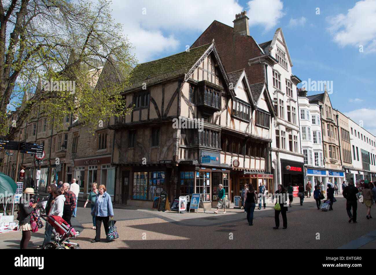 Vue sur le Cornmarket Street et Ship Street à Oxford Banque D'Images