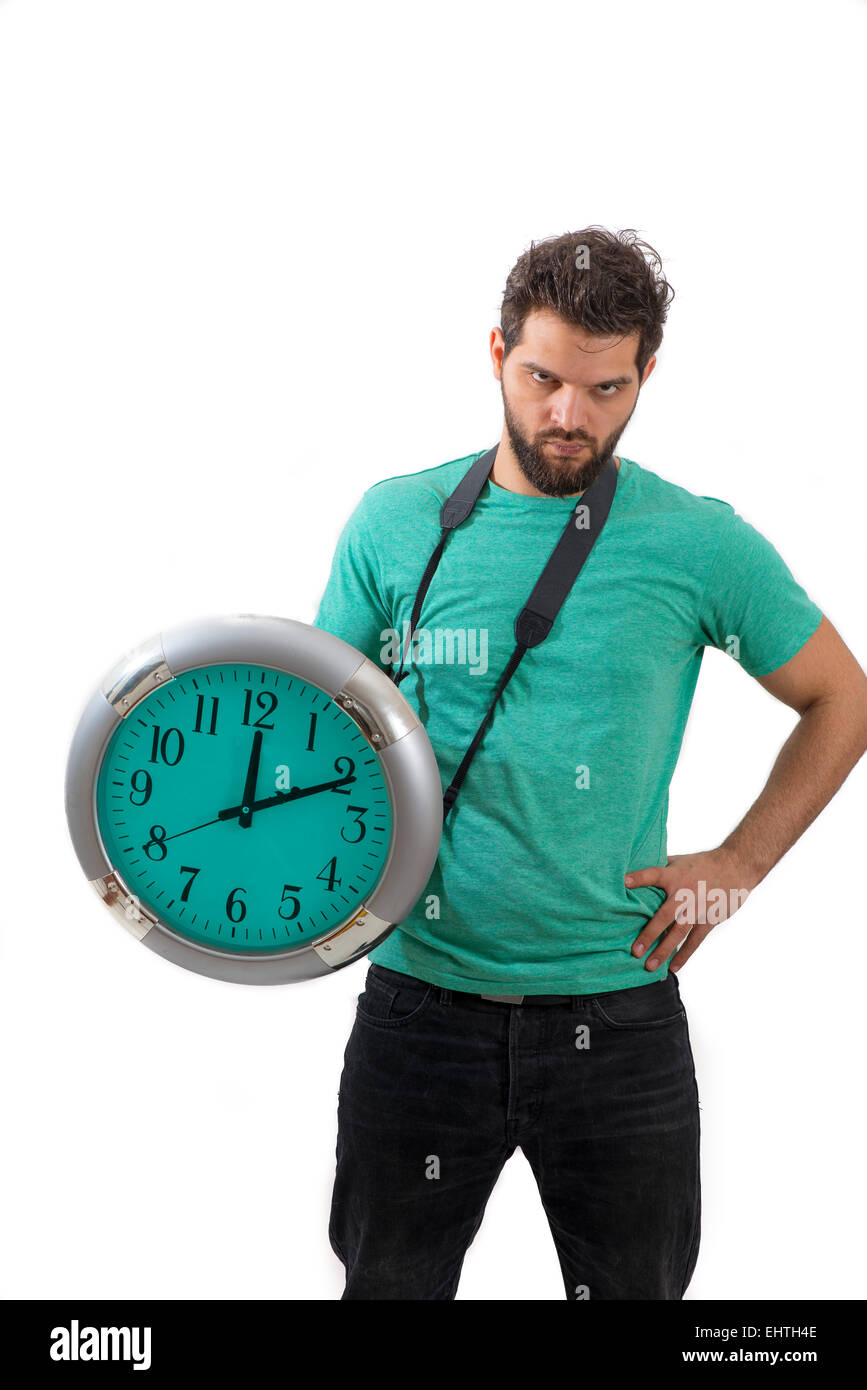 Portrait d'un homme en colère maintenant grosse horloge à court de temps Banque D'Images