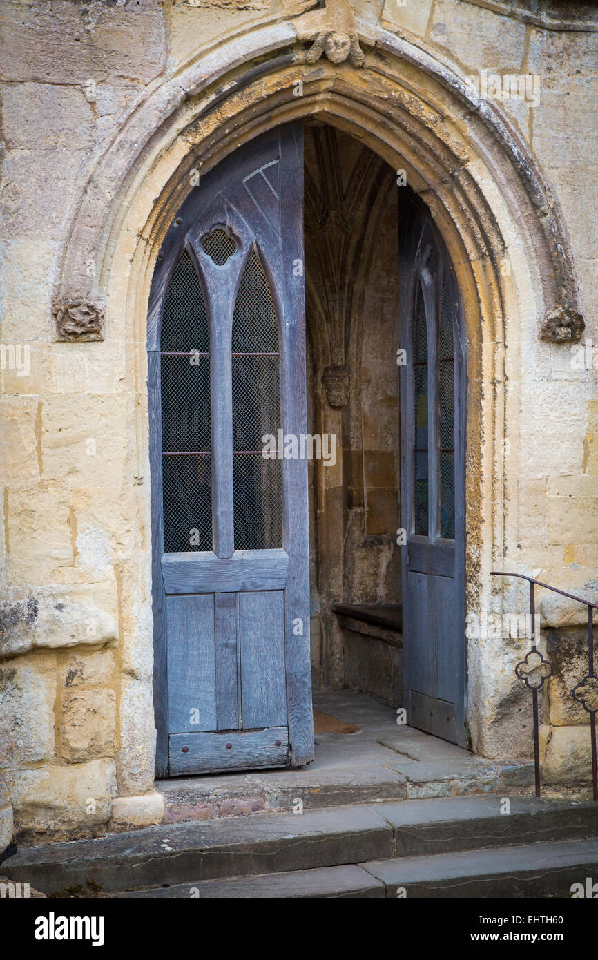 Portes en bois à l'entrée à l'église St cyriac, Lacock, Wiltshire, England, UK Banque D'Images